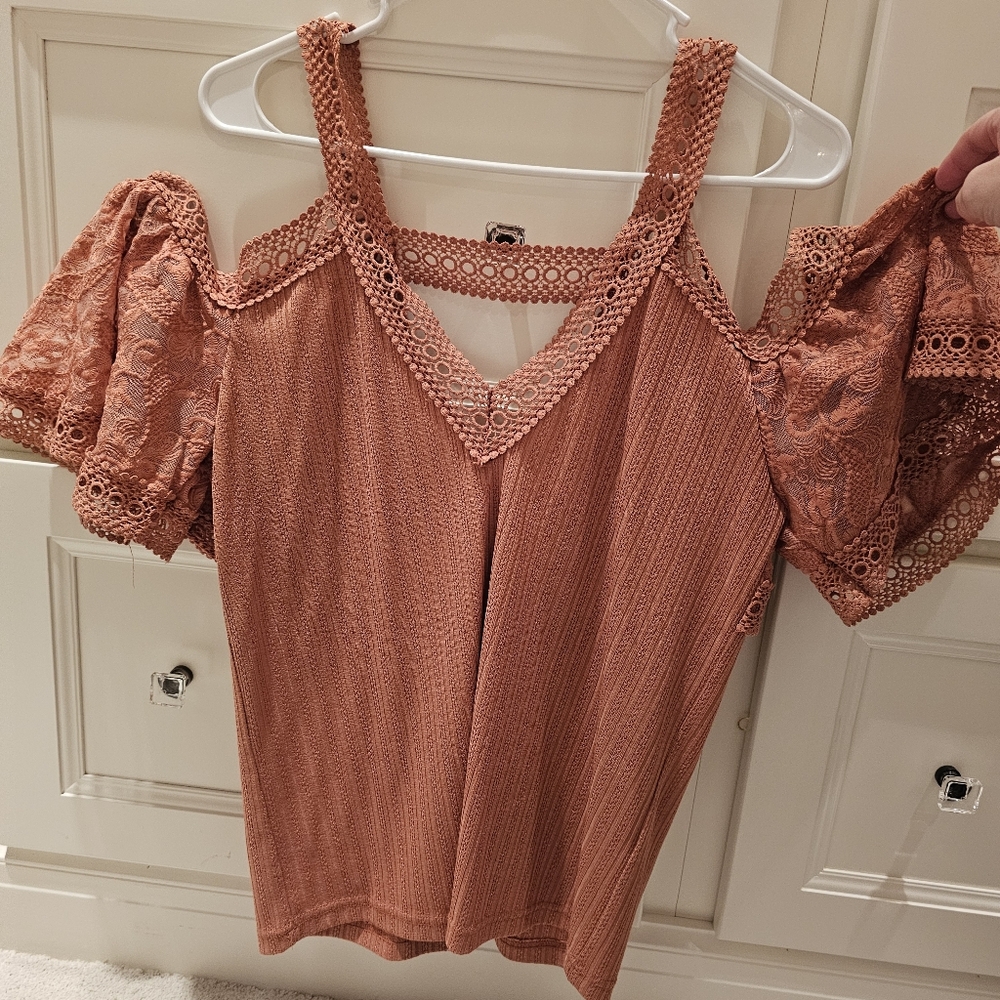 BKE gimmicks Rusty Rose Crochet Cold-Shoulder Blouse Medium New Top NWT - Picture 4 of 14